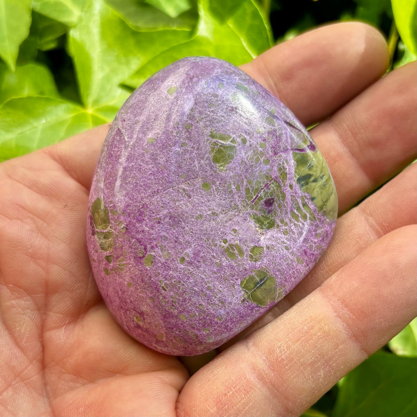 Stichtit i serpentin - palmstone | 6,5 cm Stichtit i serpentin - palmstone | 6,5 cm