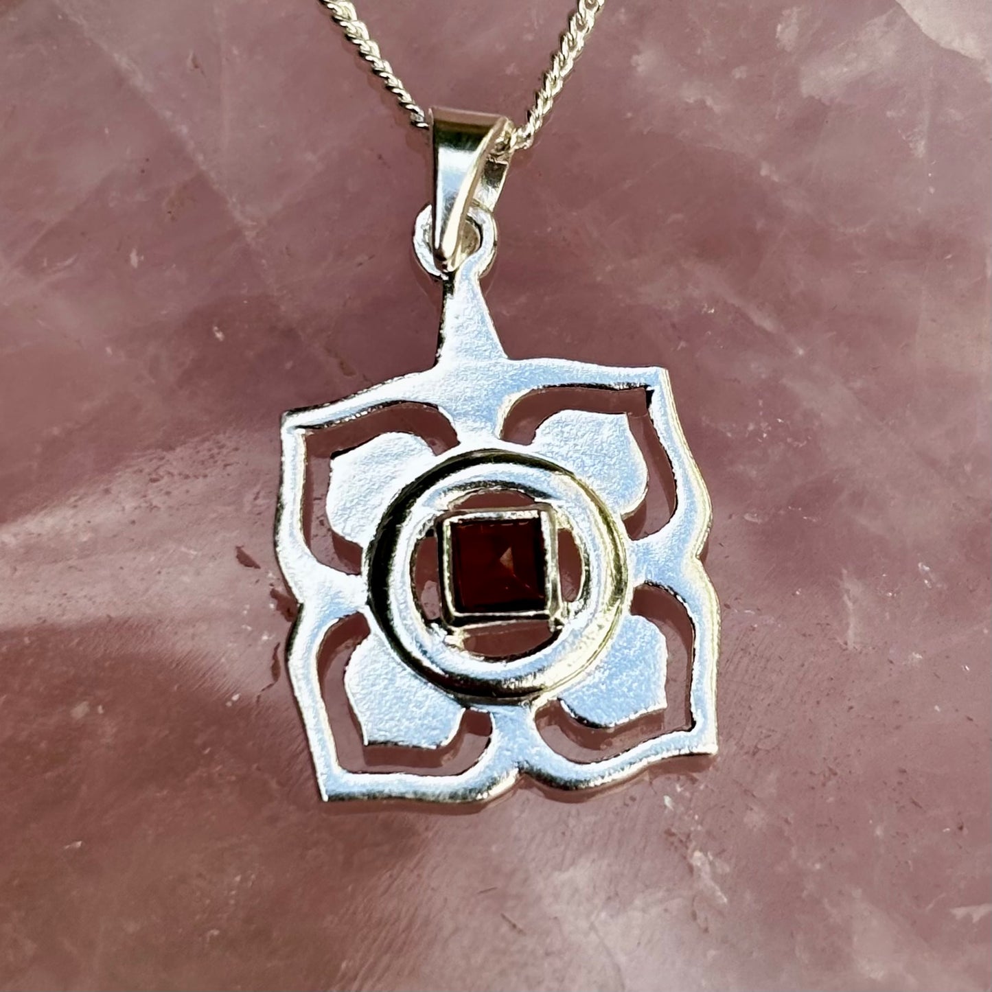 Rod Chakra vedhæng | 925 Sterling Sølv og granat Rod Chakra vedhæng | 925 Sterling Sølv og granat