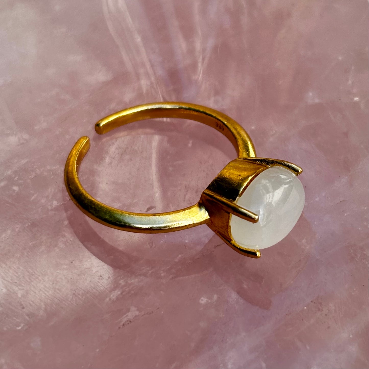 Moonstone fingerring | Guldbelagt 925 Sterling Sølv, månesten cabochon Moonstone fingerring | Guldbelagt 925 Sterling Sølv, månesten cabochon