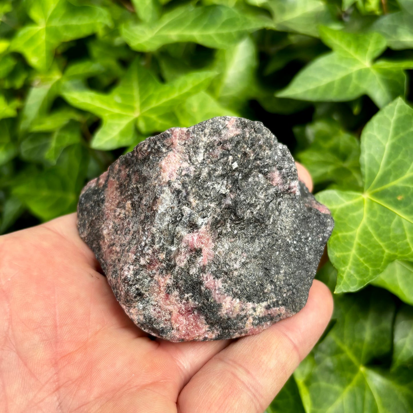 Rhodonit pink, en side poleret 8 cm Rhodonit pink, en side poleret 8 cm