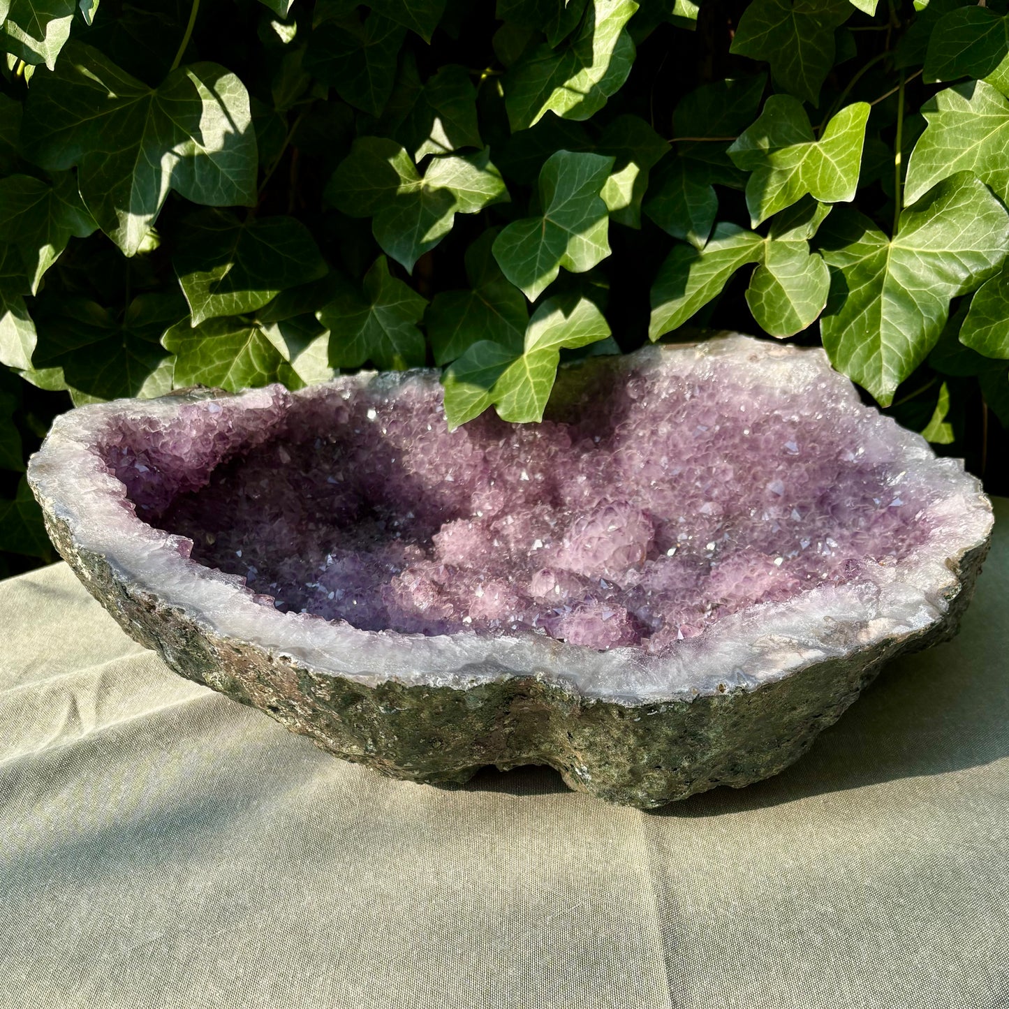 Ametyst grotte fad 44 cm, 10,5 kg Ametyst grotte fad 44 cm, 10,5 kg