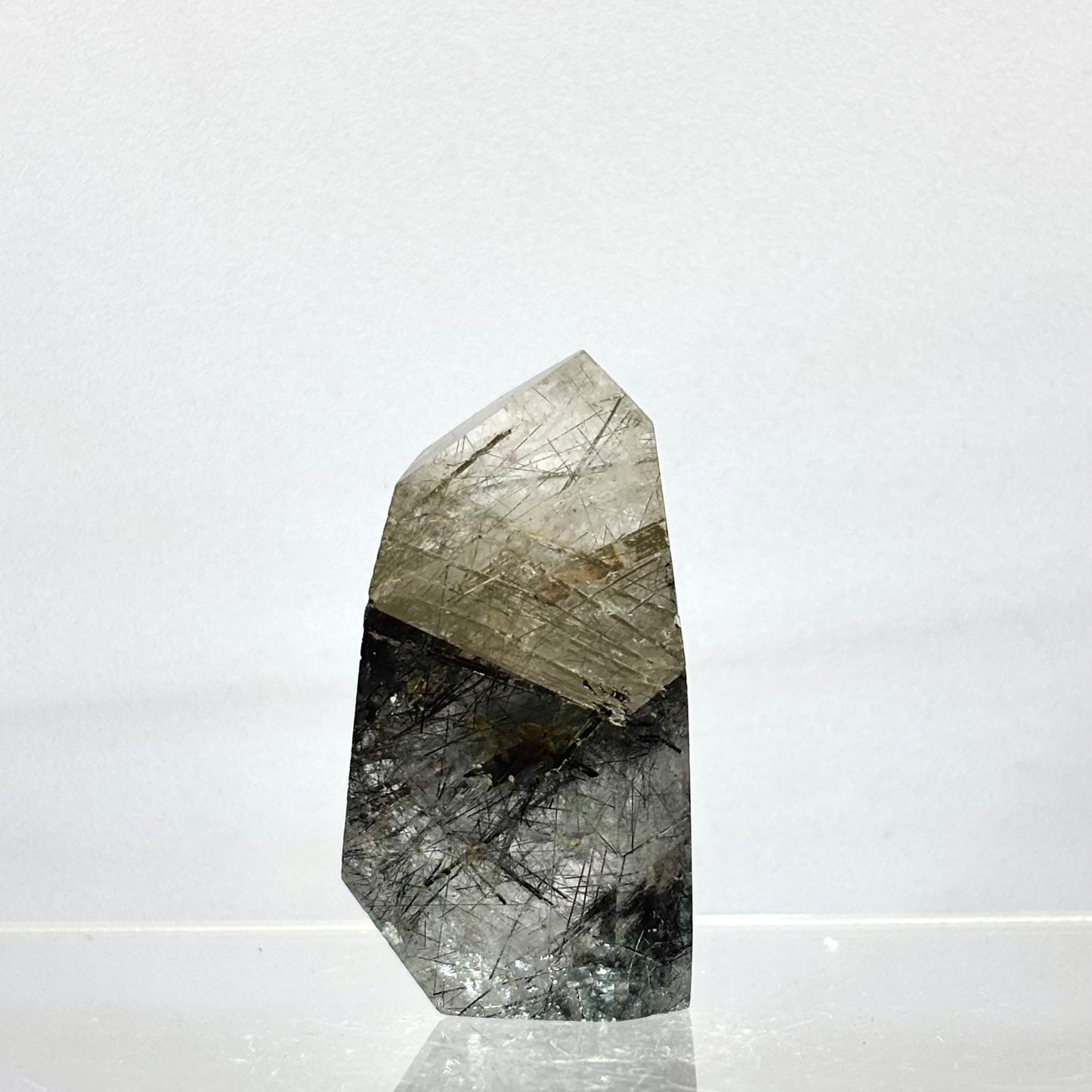 Bjergkrystal spids m. Turmalin 4,4 cm | nr. 9 Bjergkrystal spids m. Turmalin 4,4 cm | nr. 9