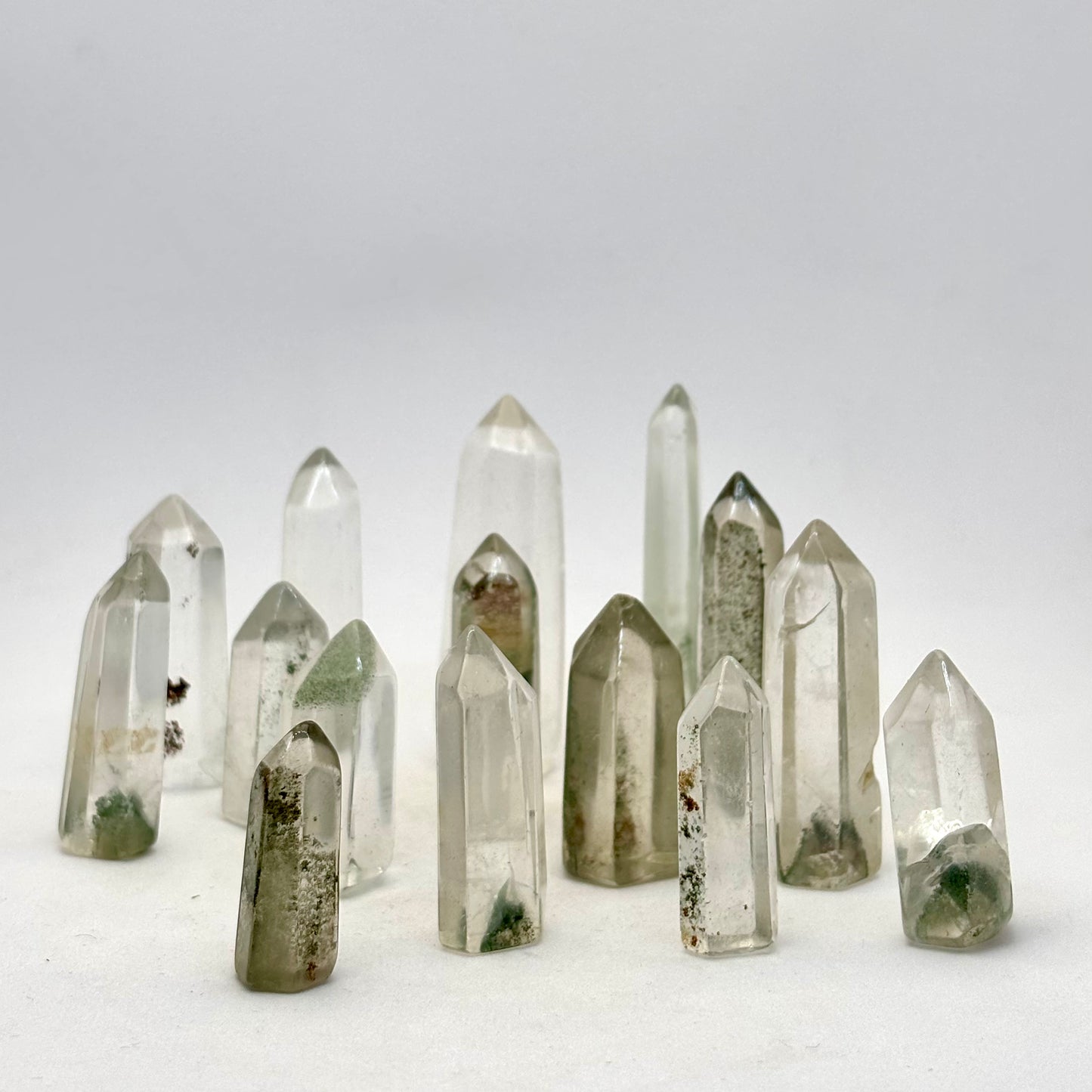 Poleret Bjergkrystal spids med clorit 4 cm Poleret Bjergkrystal spids med clorit 4 cm