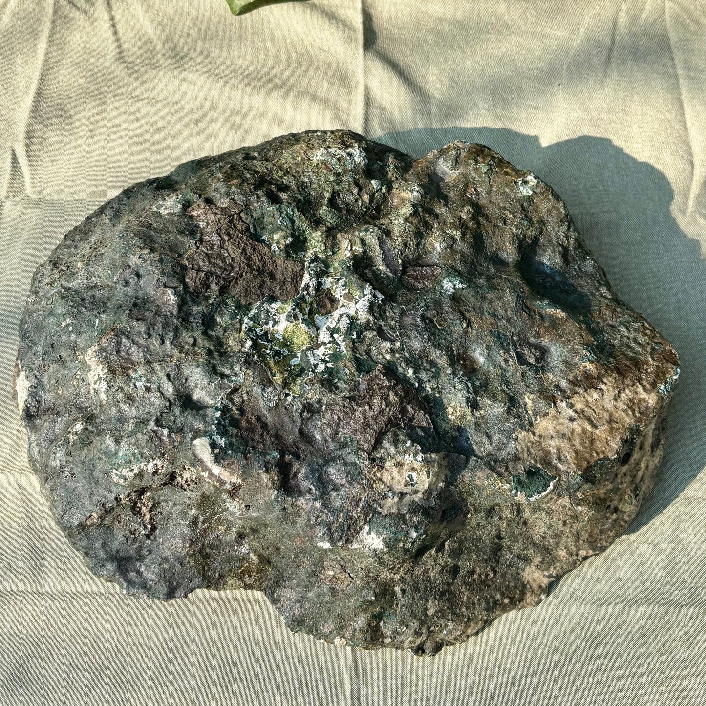 Ametyst grotte fad 44 cm, 10,5 kg Ametyst grotte fad 44 cm, 10,5 kg
