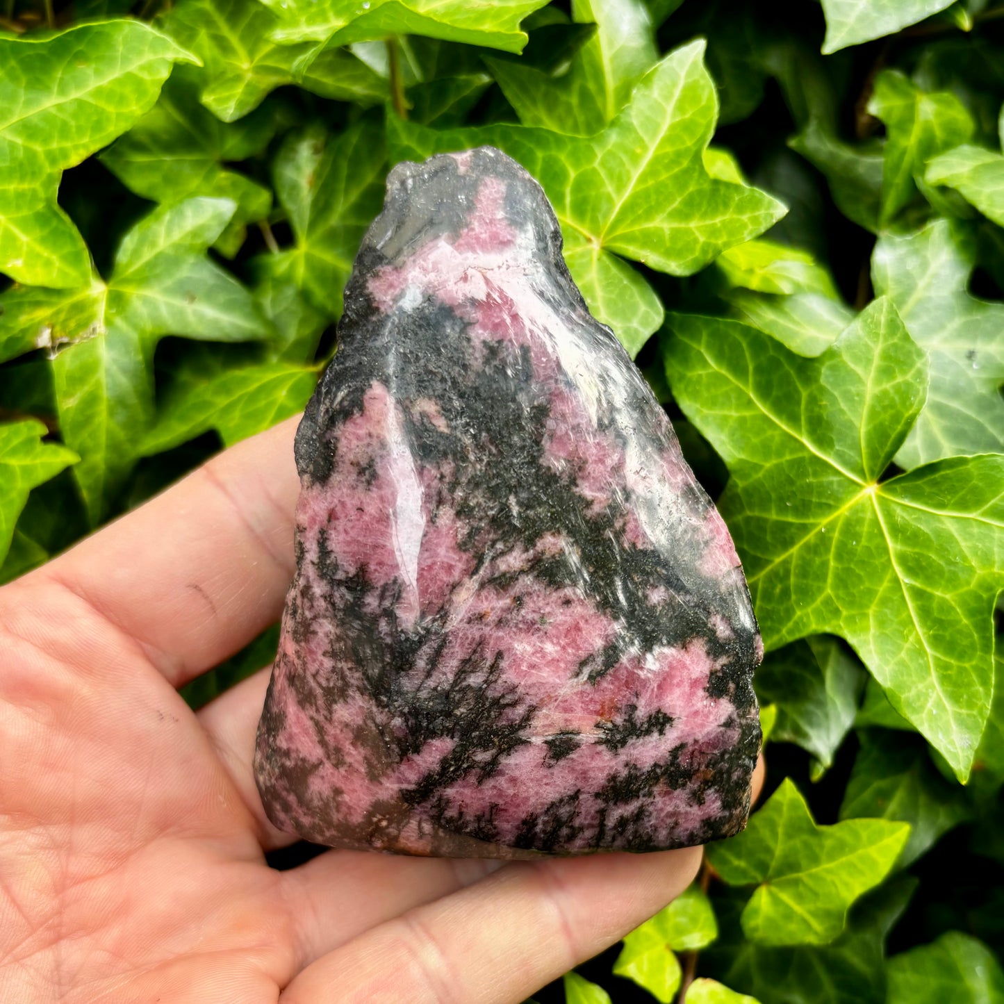 Rhodonit pink, en side poleret 9 cm, flot stående Rhodonit pink, en side poleret 9 cm, flot stående