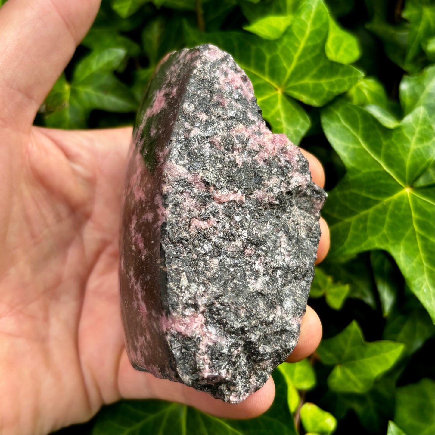 Rhodonit pink, en side poleret 9 cm, flot hvilende Rhodonit pink, en side poleret 9 cm, flot hvilende