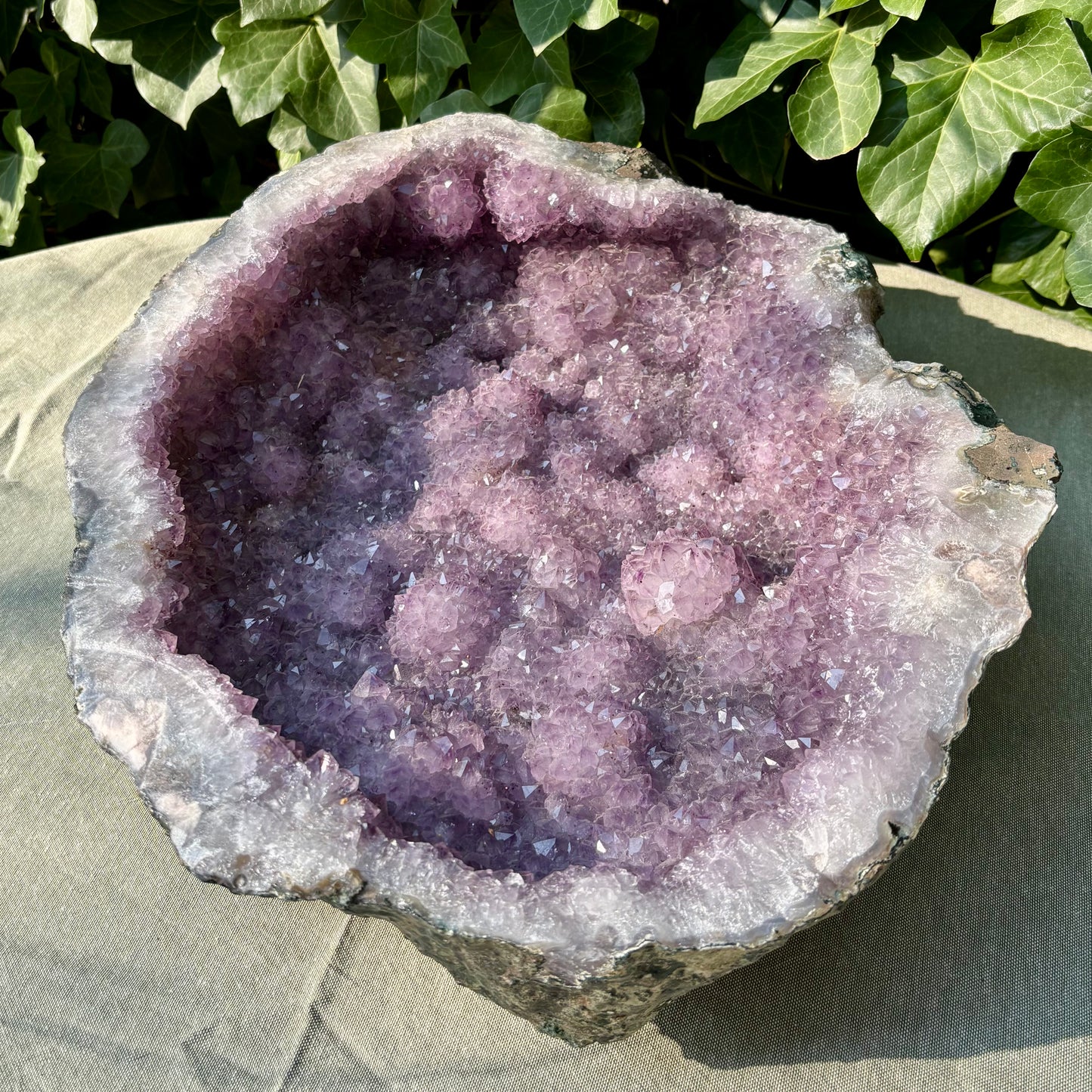 Ametyst grotte fad 44 cm, 10,5 kg Ametyst grotte fad 44 cm, 10,5 kg