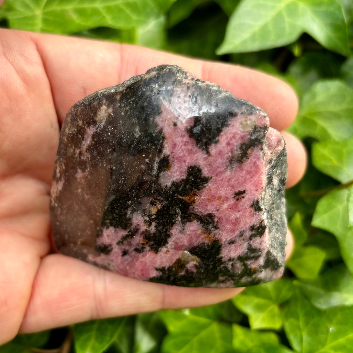 Rhodonit pink, en side poleret 7 cm Rhodonit pink, en side poleret 7 cm