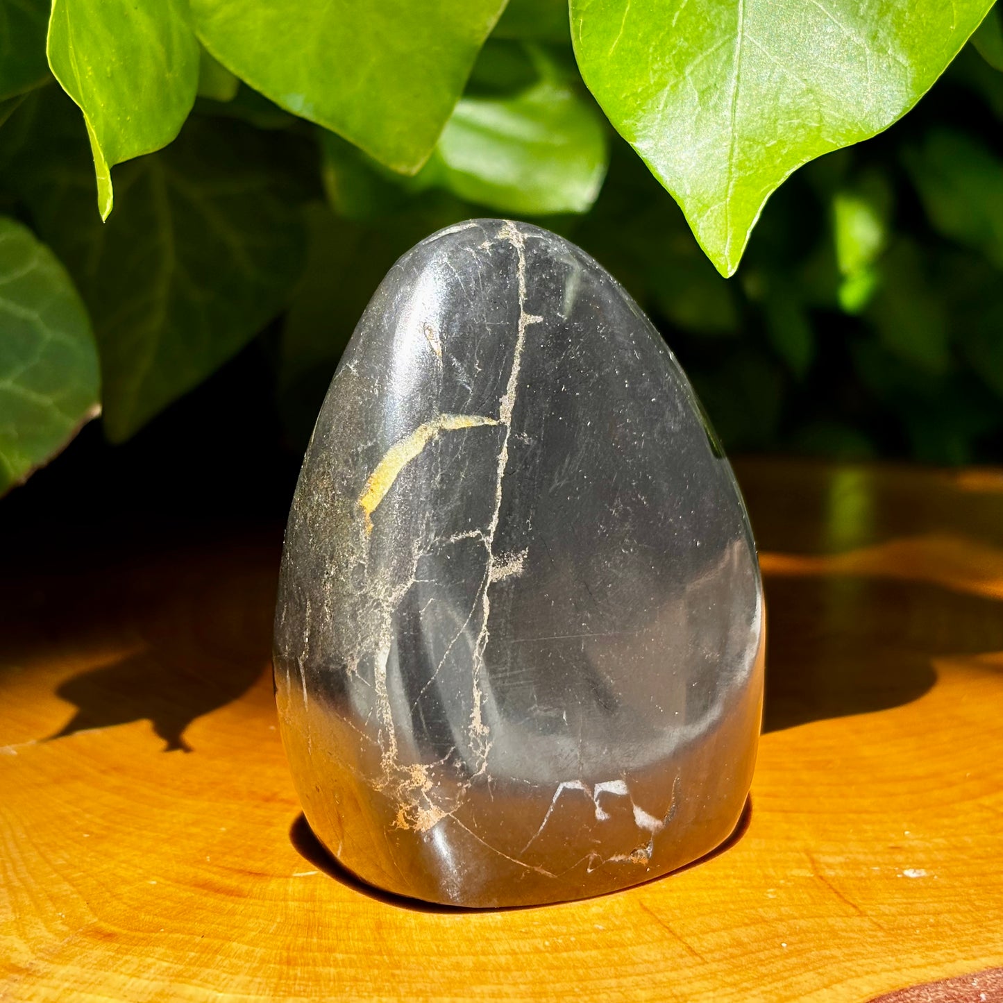 Pyrit i basalt skulptur 7 cm Pyrit i basalt skulptur 7 cm