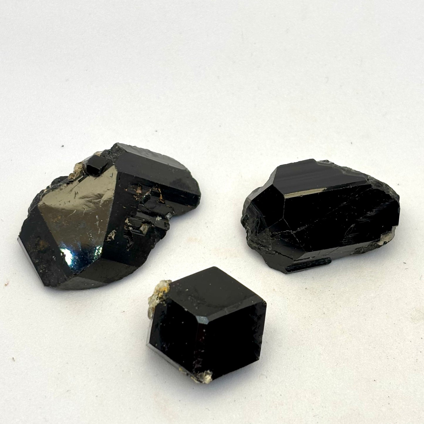 3 x Sort Turmalin rå termineret 2 -4 cm | nr. 5 3 x Sort Turmalin rå termineret 2 -4 cm | nr. 5