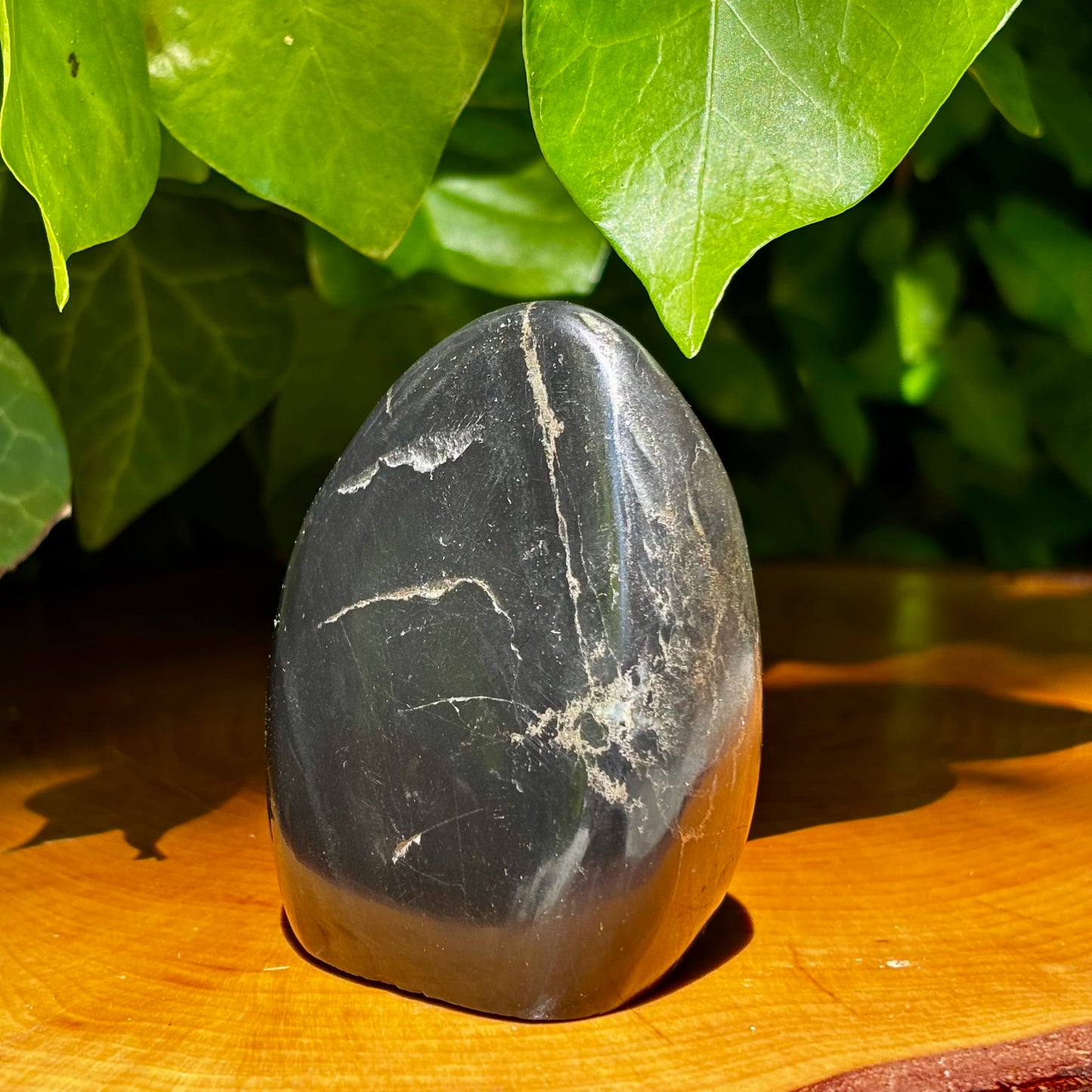 Pyrit i basalt skulptur 7 cm Pyrit i basalt skulptur 7 cm