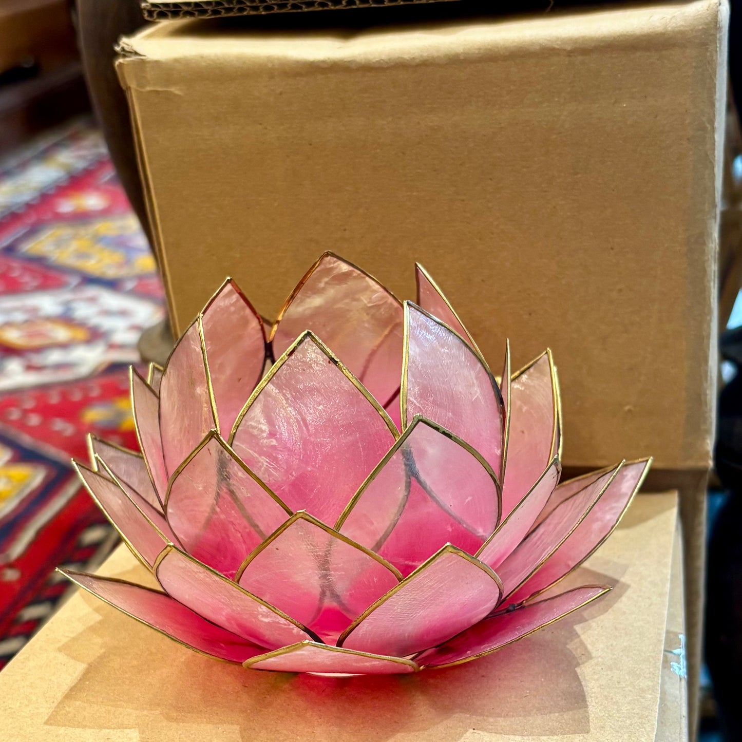 Pink Lotus lysestage i Capiz skaller 15 cm Pink Lotus lysestage i Capiz skaller 15 cm