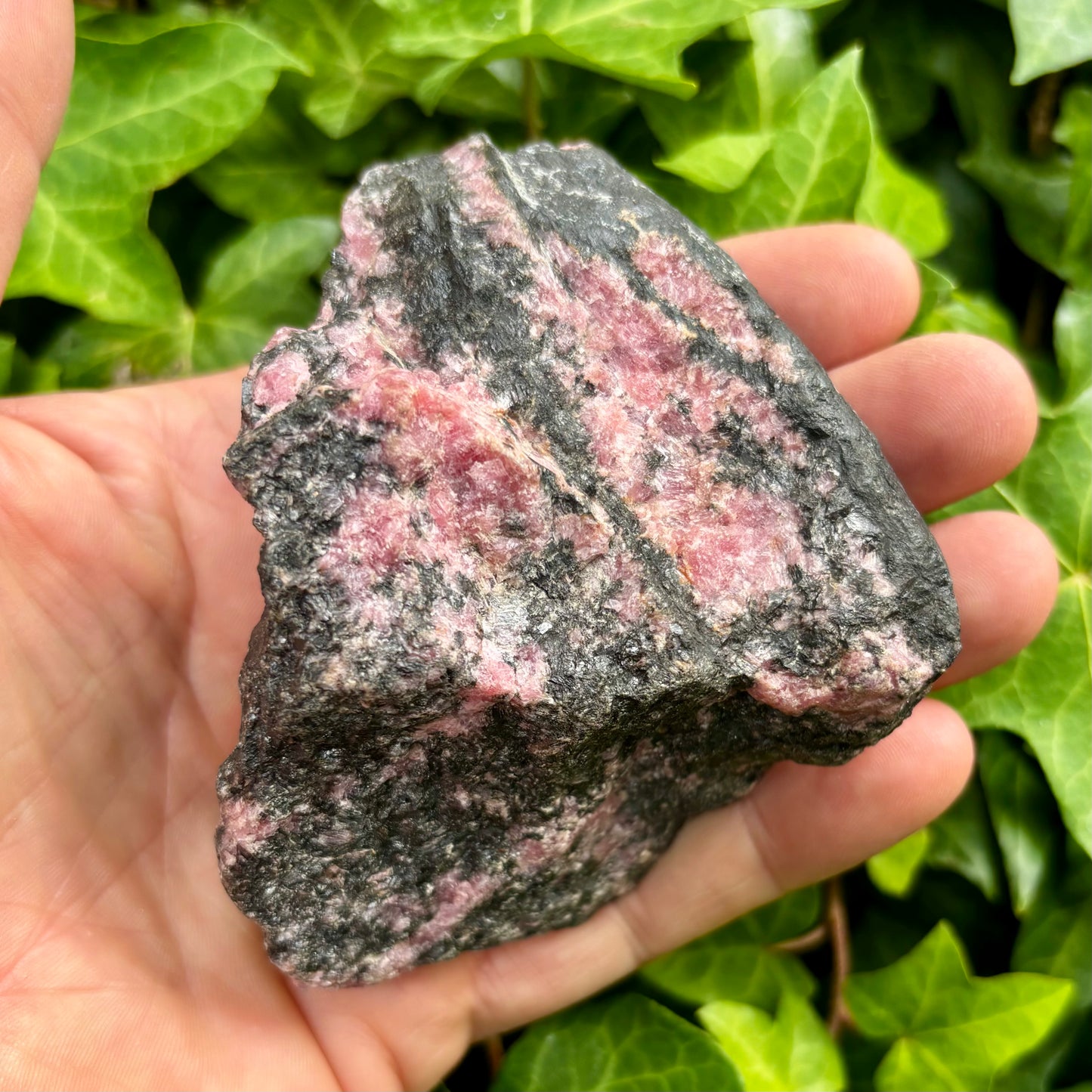 Rhodonit pink, en side poleret 9 cm, flot hvilende Rhodonit pink, en side poleret 9 cm, flot hvilende
