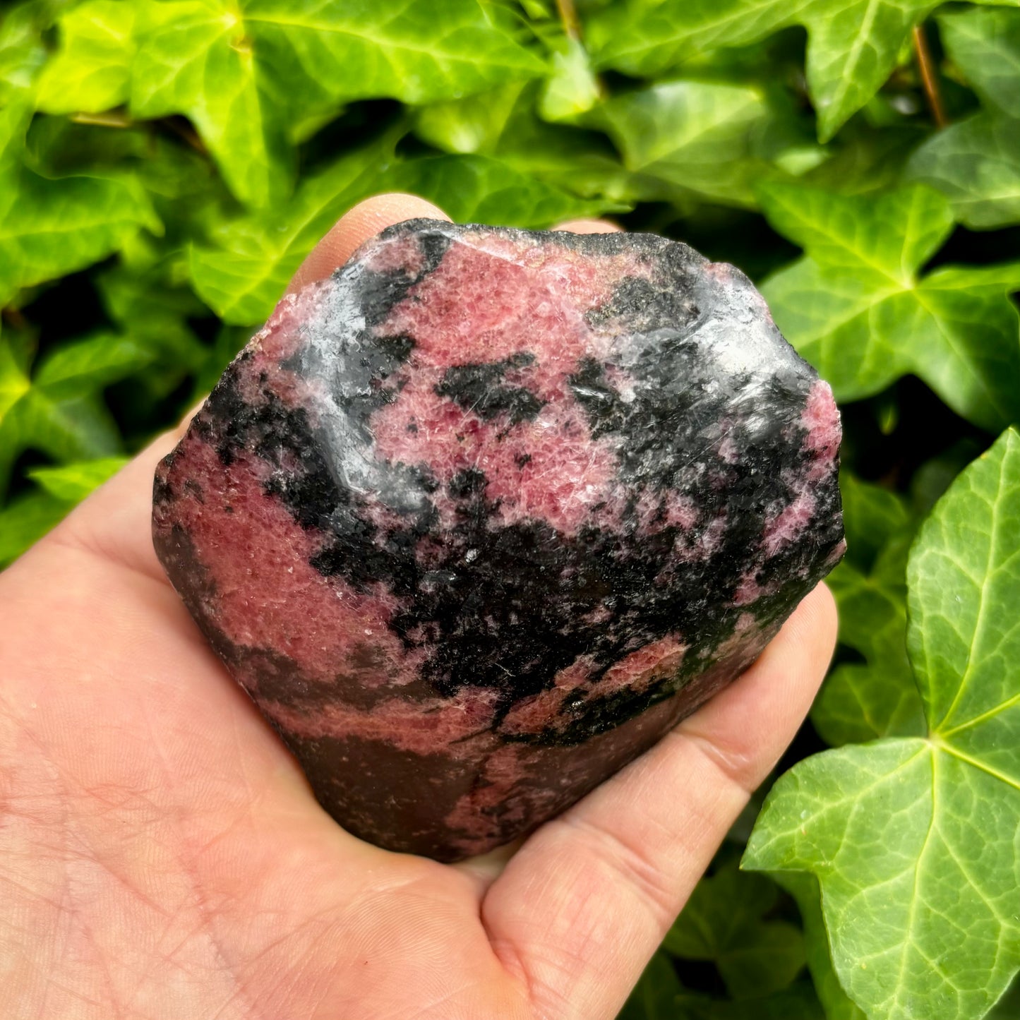 Rhodonit pink, en side poleret 8 cm Rhodonit pink, en side poleret 8 cm