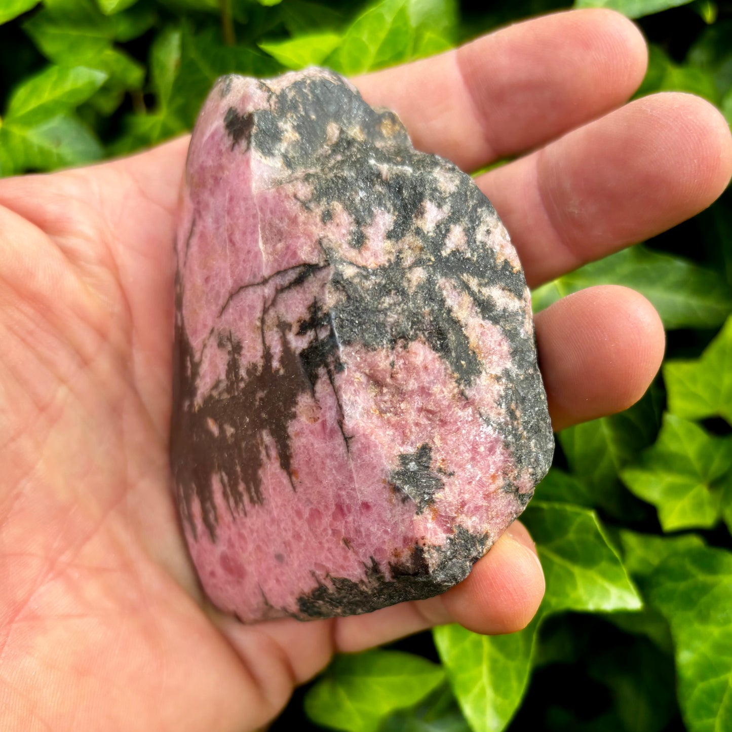 Rhodonit pink, en side poleret 9 cm, flot liggende Rhodonit pink, en side poleret 9 cm, flot liggende