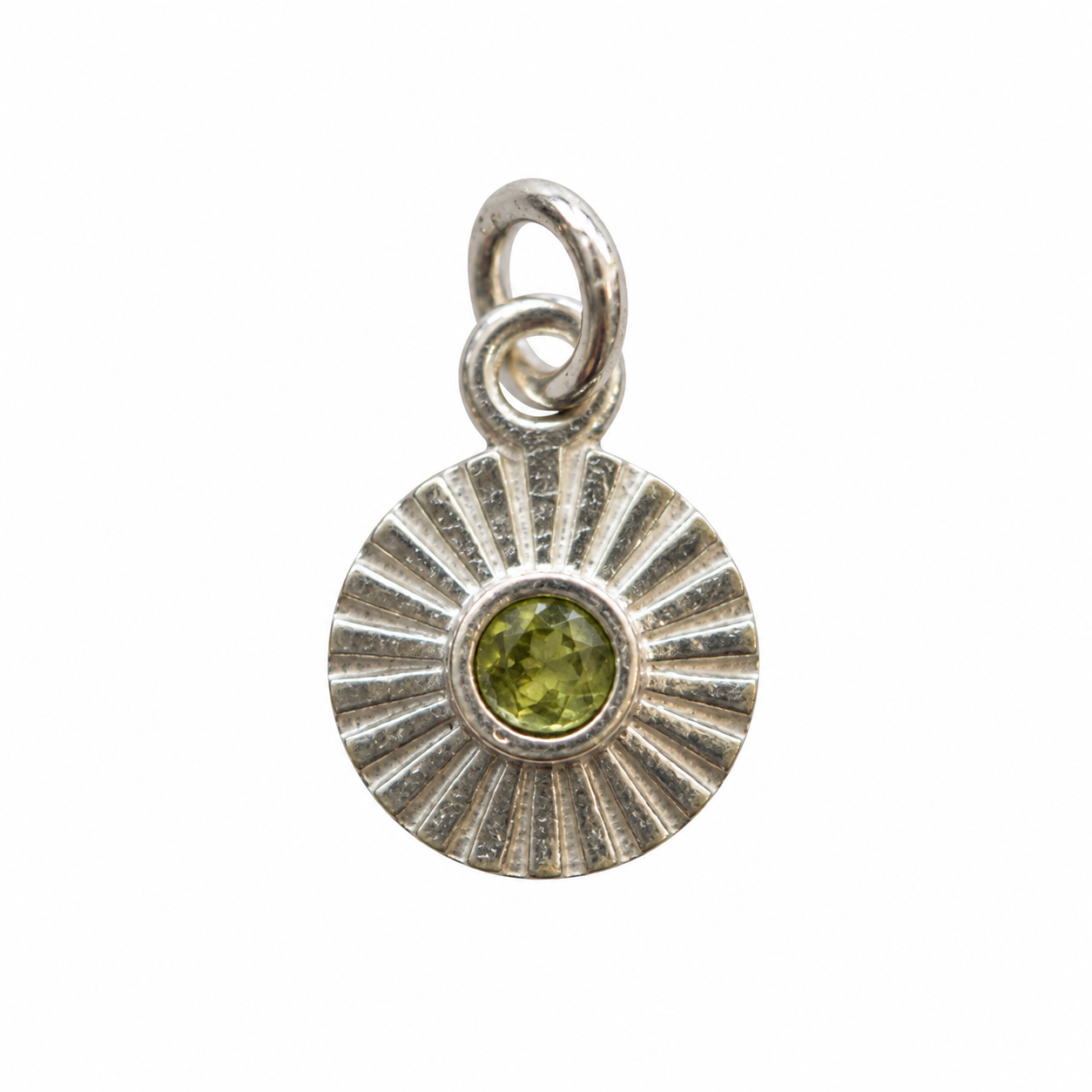 Peridot sunburst charm – 925 Sølv vedhæng Peridot sunburst charm – 925 Sølv vedhæng