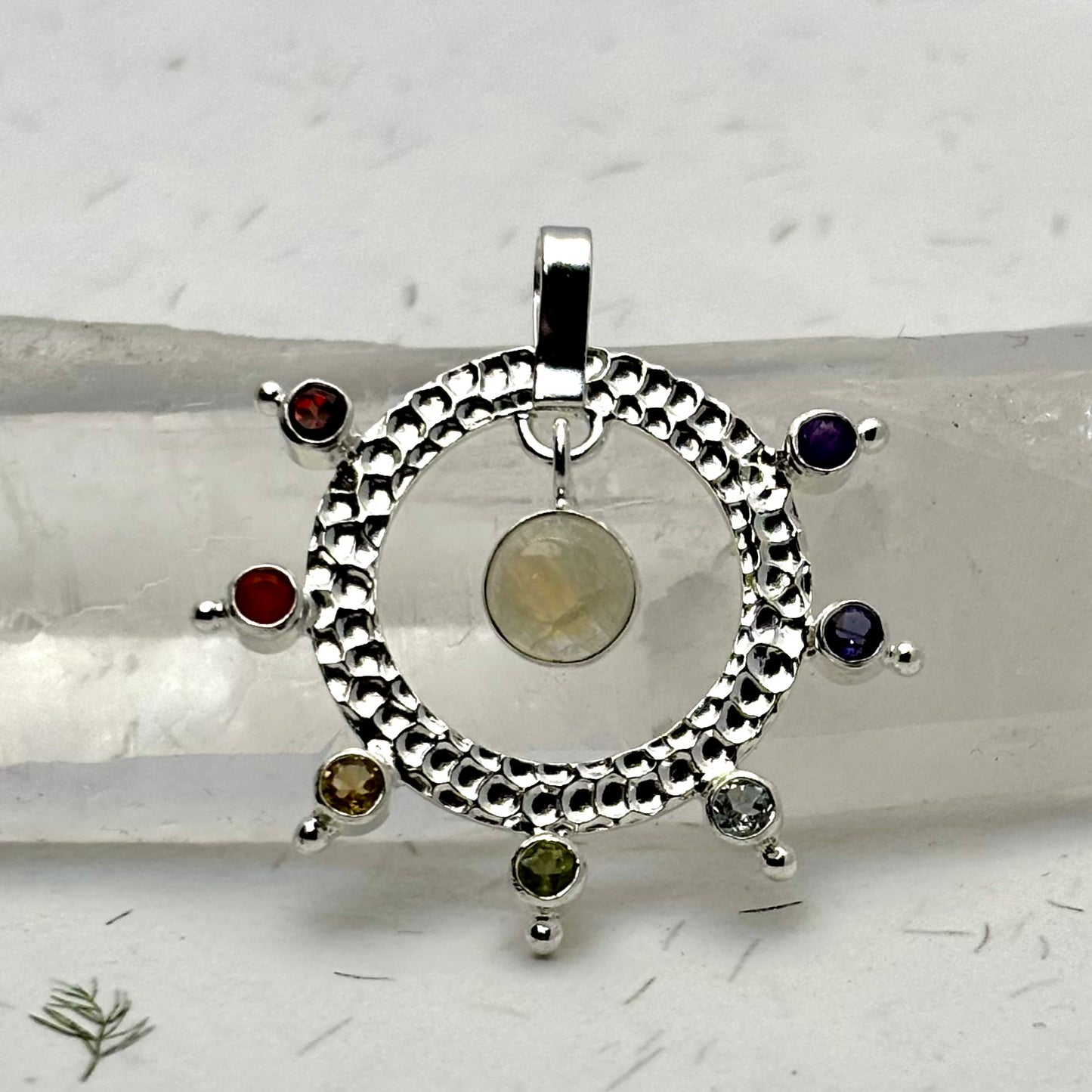 Chakra harmoni vedhæng | 925 Sterling Sølv, 7 krystaller og månesten Chakra harmoni vedhæng | 925 Sterling Sølv, 7 krystaller og månesten
