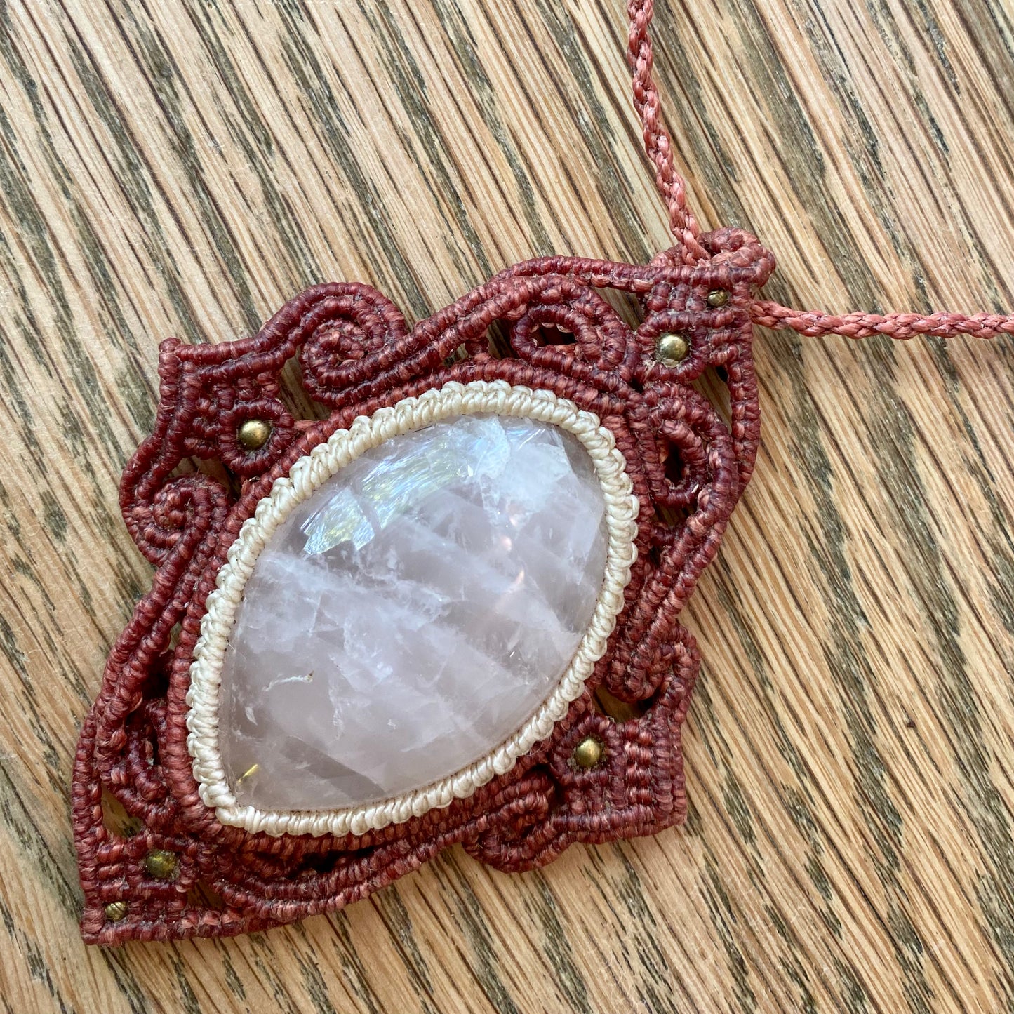 Brasiliansk Macramé halskæde med Rosakvarts Brasiliansk Macramé halskæde med Rosakvarts