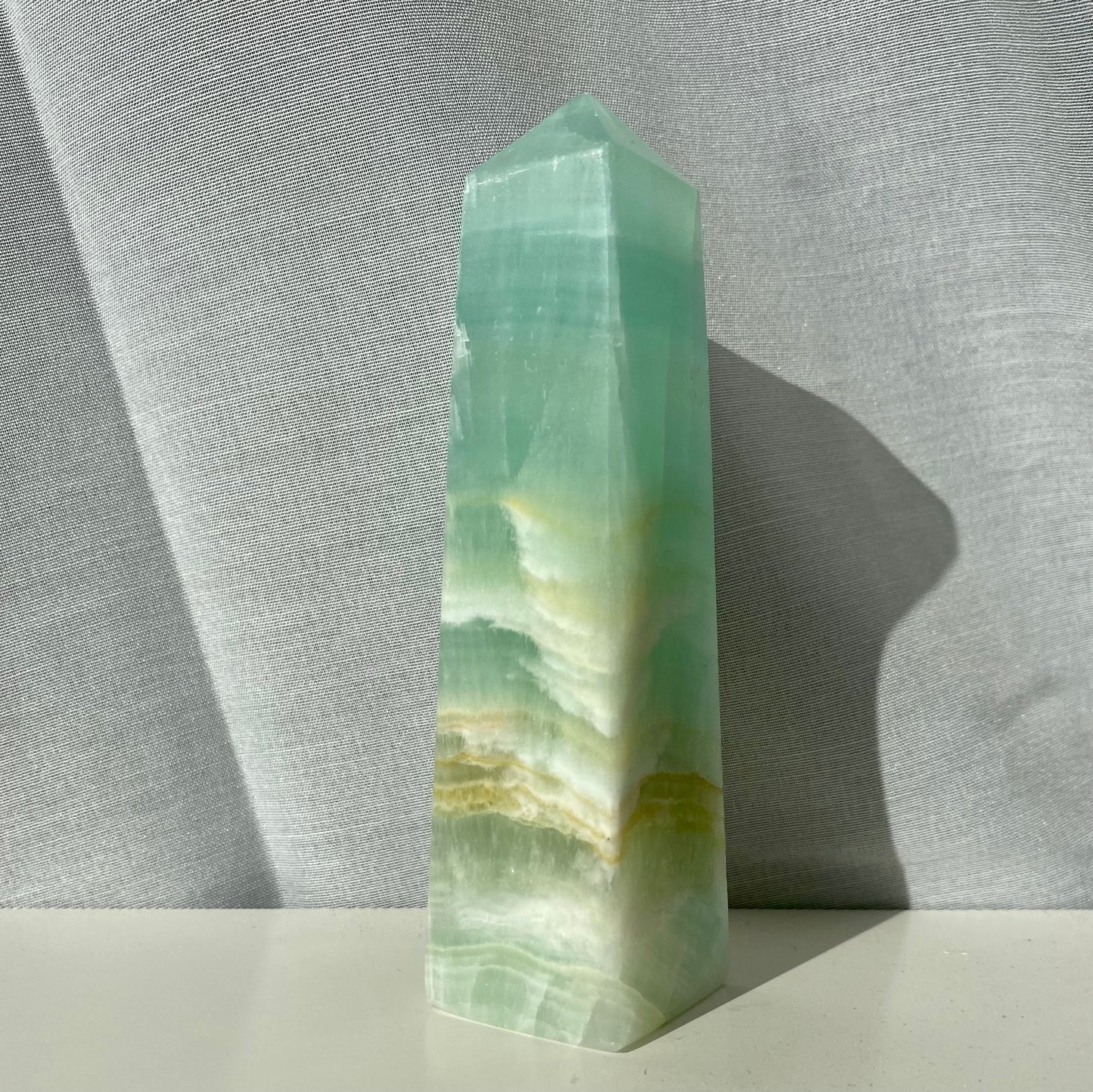 Caribisk Calcit obelisk - 14 cm Caribisk Calcit obelisk - 14 cm