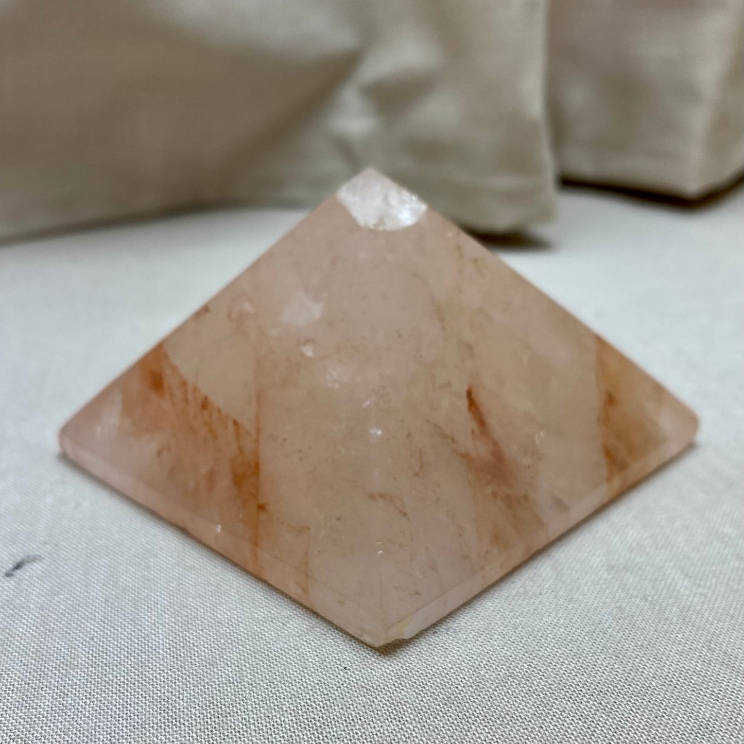 Hæmatoidkvarts pyramide 7 x 4 cm Hæmatoidkvarts pyramide 7 x 4 cm