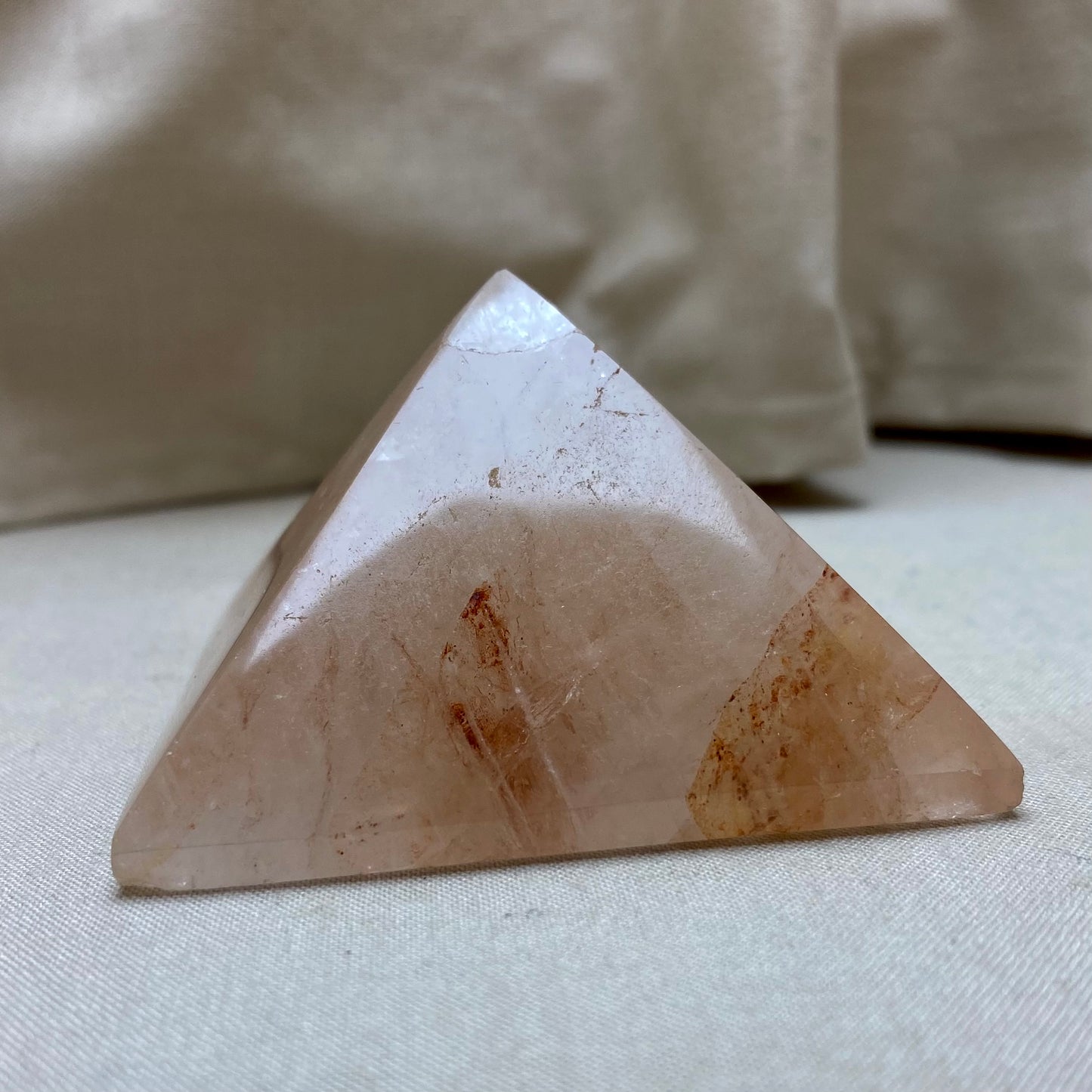 Hæmatoidkvarts pyramide 7 x 4 cm Hæmatoidkvarts pyramide 7 x 4 cm