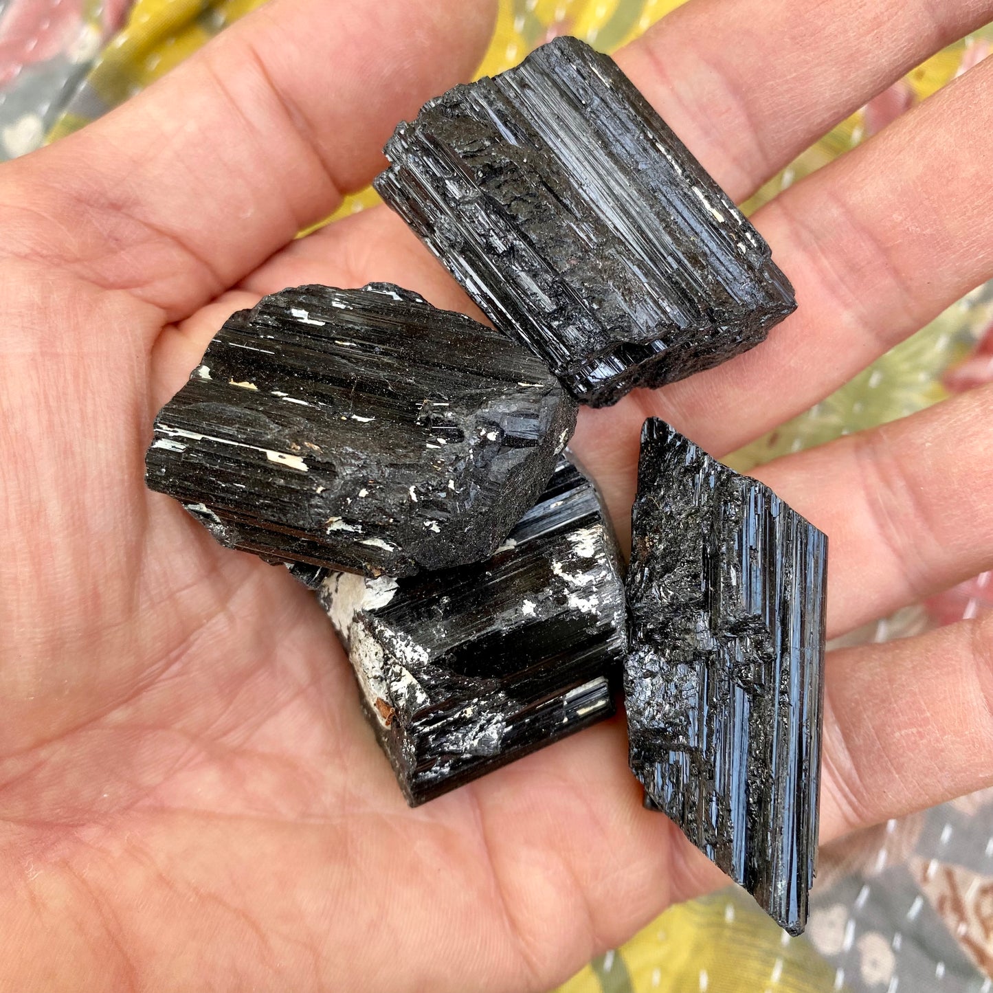 Sort Turmalin - rå 40 - 50 gram Sort Turmalin - rå 40 - 50 gram