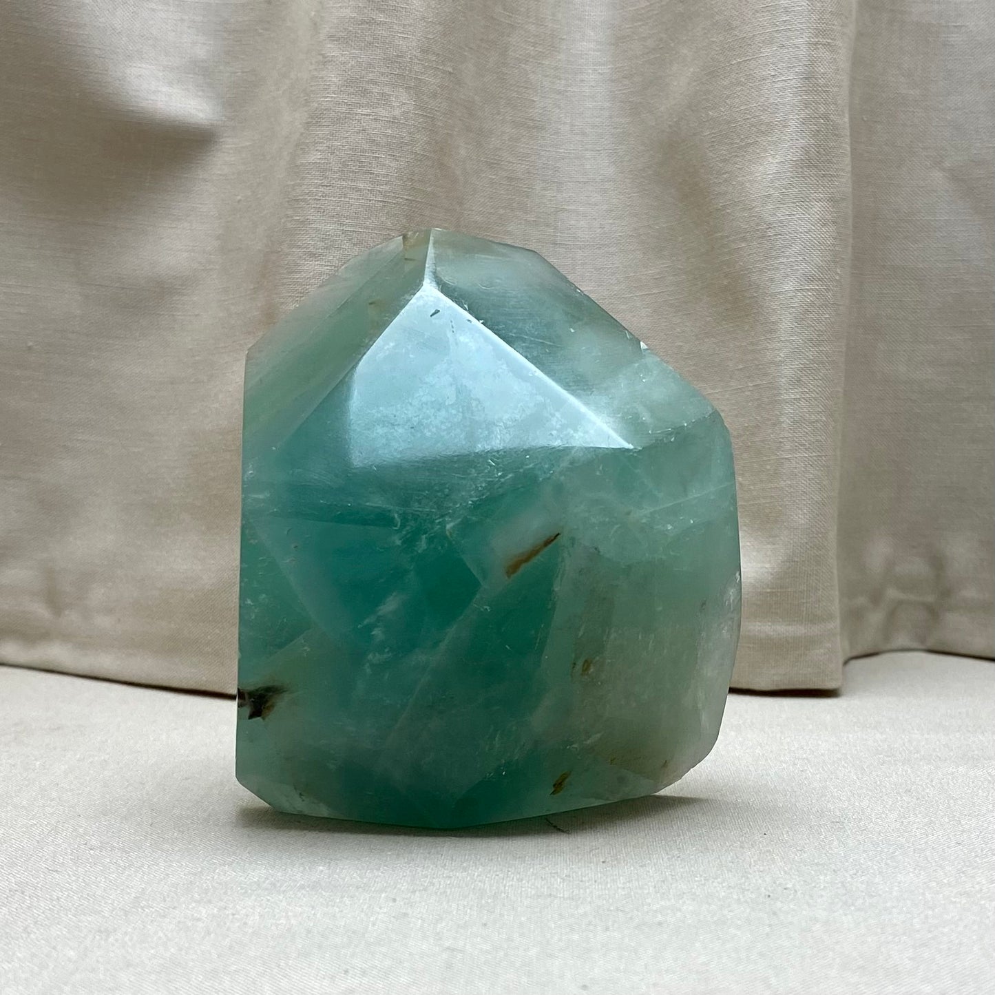 Grøn fluorit freeform - 8 cm Grøn fluorit freeform - 8 cm