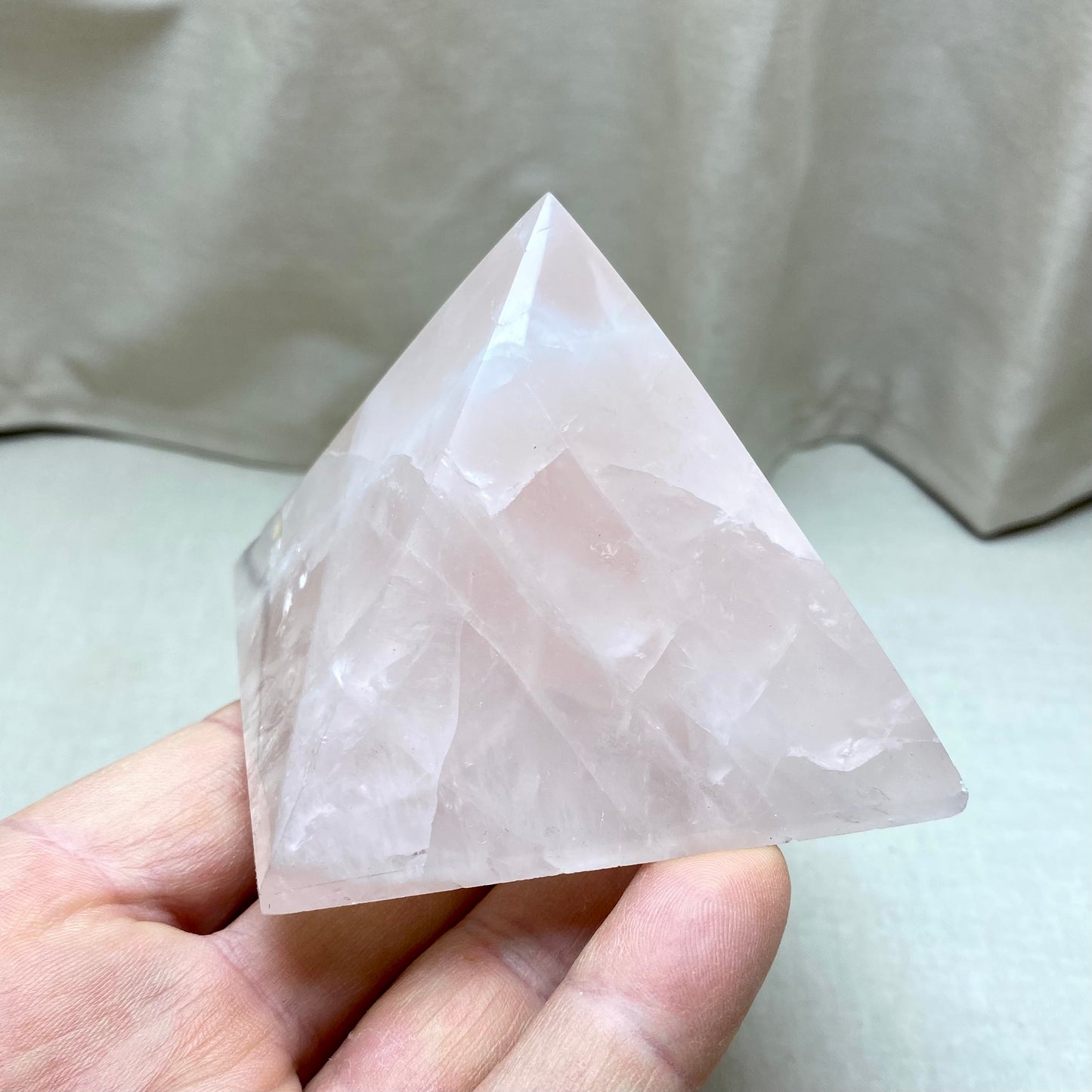 Pyramide Rosakvarts - 8 x 6 cm Pyramide Rosakvarts - 8 x 6 cm
