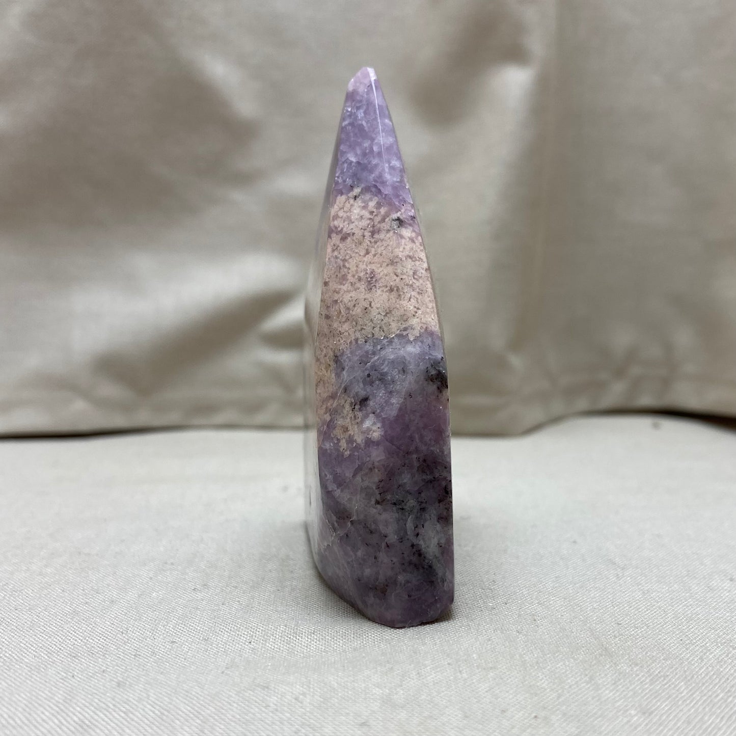 Lepidolit m moonstone spids 8 cm Lepidolit m moonstone spids 8 cm