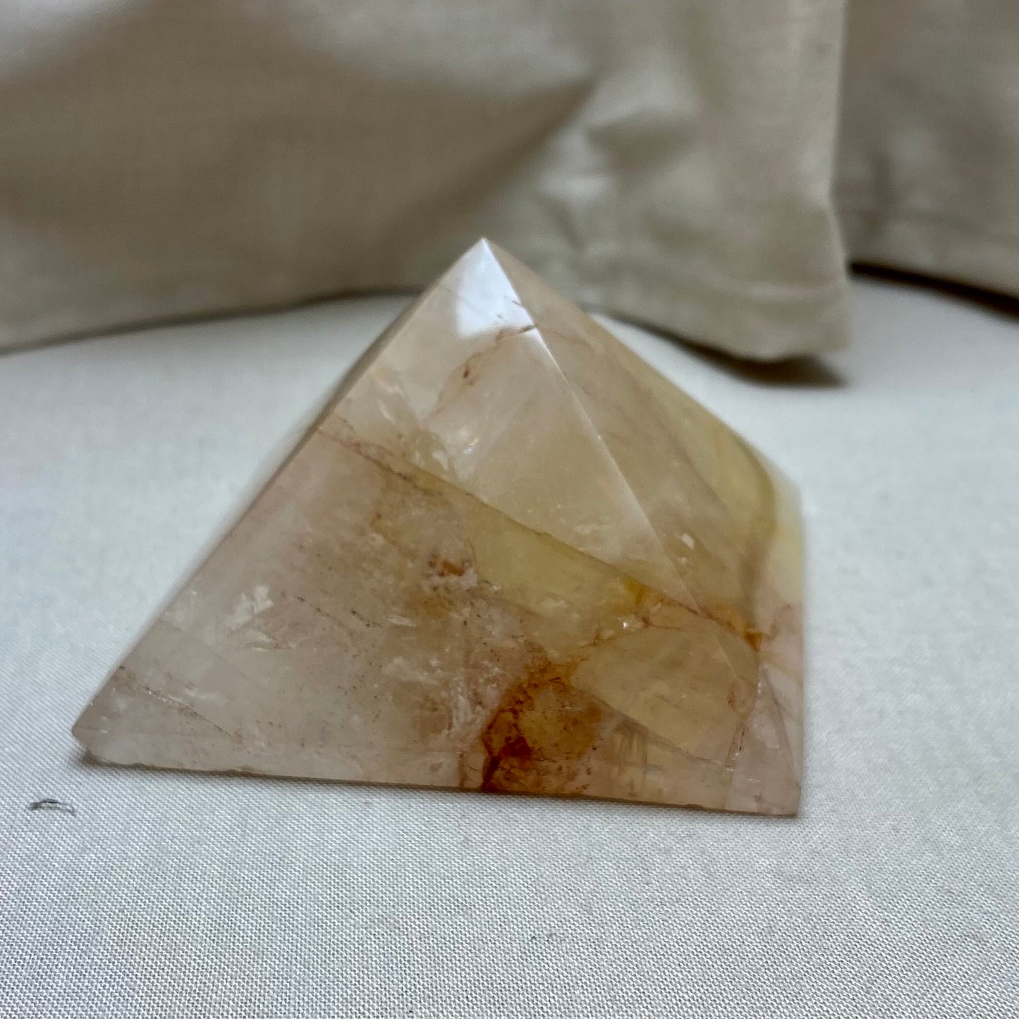 Hæmatoidkvarts pyramide 7,5 x 5 cm Hæmatoidkvarts pyramide 7,5 x 5 cm