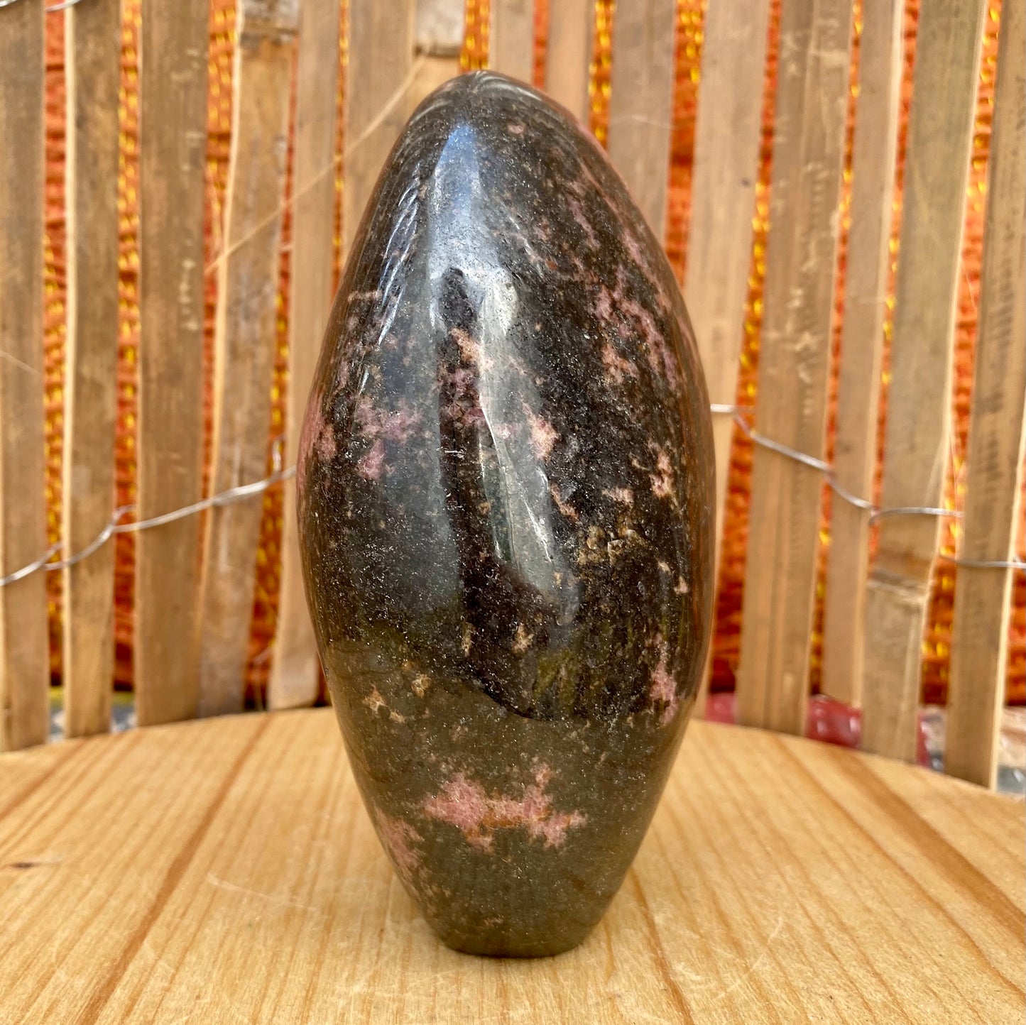 Rhodonite freeform - 13 cm Rhodonite freeform - 13 cm