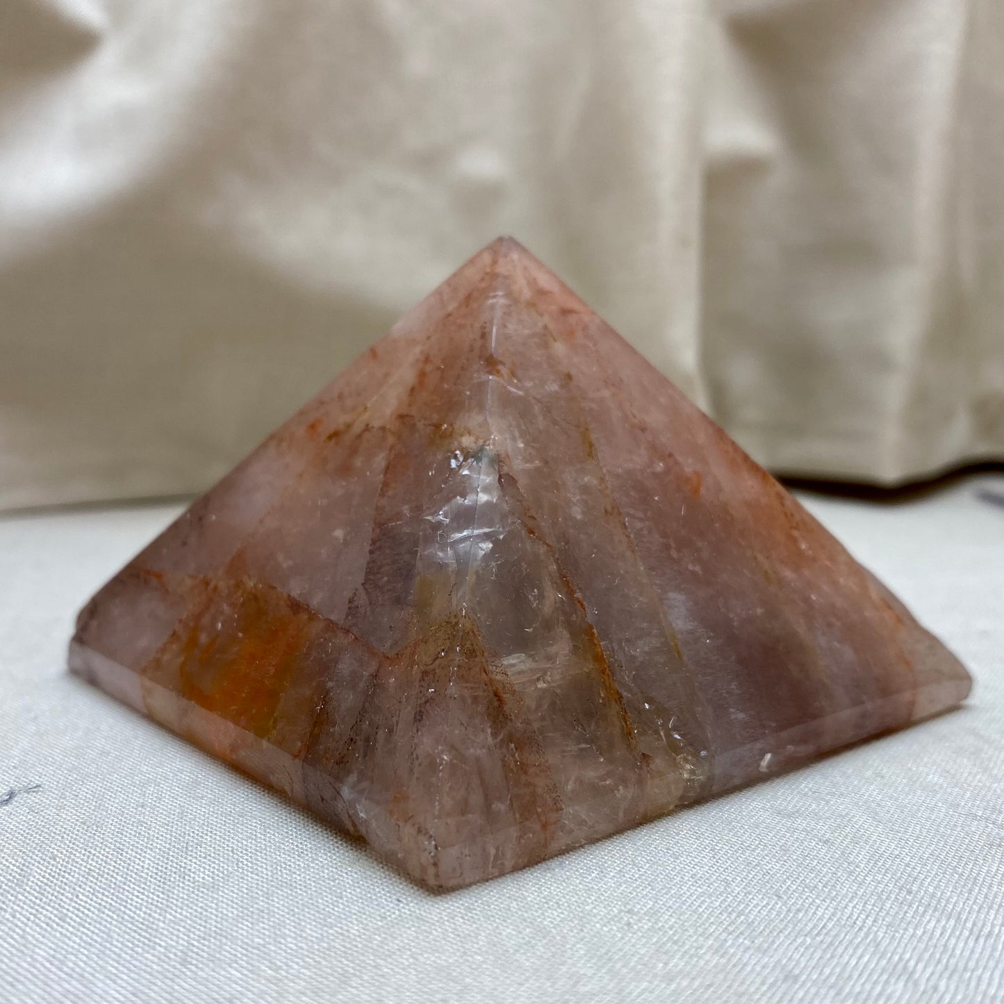 Hæmatoidkvarts pyramide 7,5 x 5 cm Hæmatoidkvarts pyramide 7,5 x 5 cm