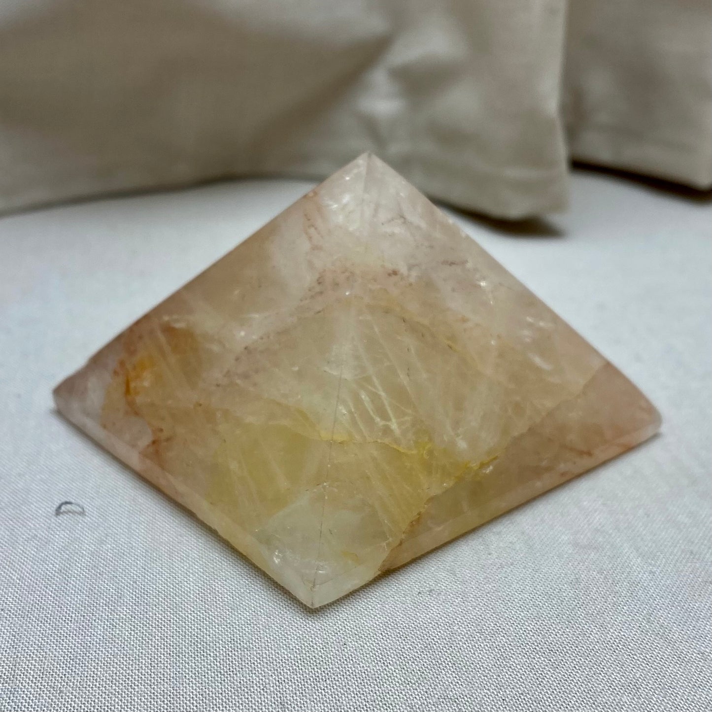 Hæmatoidkvarts pyramide 7,5 x 5 cm Hæmatoidkvarts pyramide 7,5 x 5 cm