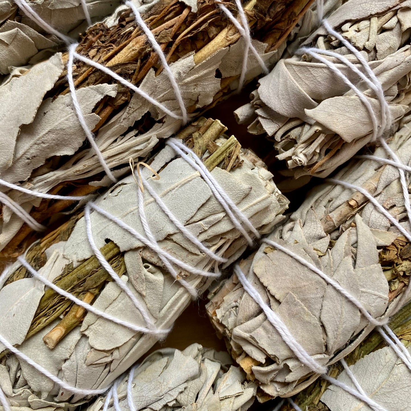 Hvid Salvie og Ruda - rens dine krystaller - smudge stick Hvid Salvie og Ruda - rens dine krystaller - smudge stick