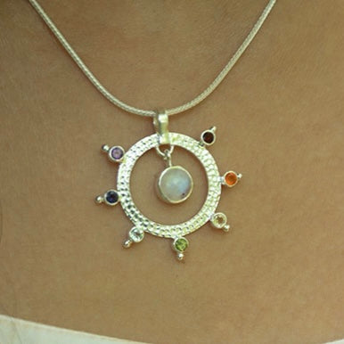 Chakra harmoni vedhæng | 925 Sterling Sølv, 7 krystaller og månesten Chakra harmoni vedhæng | 925 Sterling Sølv, 7 krystaller og månesten