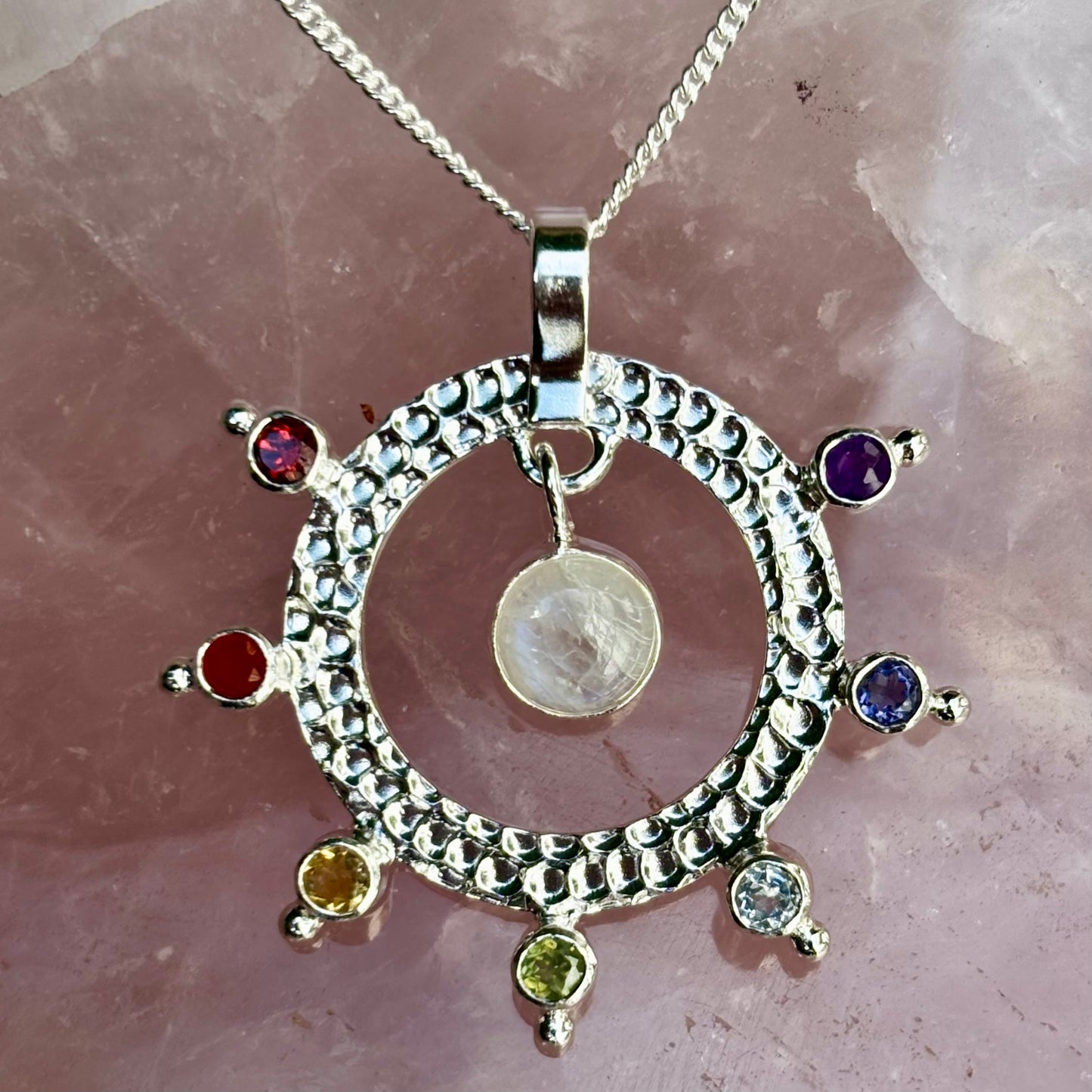 Chakra harmoni vedhæng | 925 Sterling Sølv, 7 krystaller og månesten Chakra harmoni vedhæng | 925 Sterling Sølv, 7 krystaller og månesten