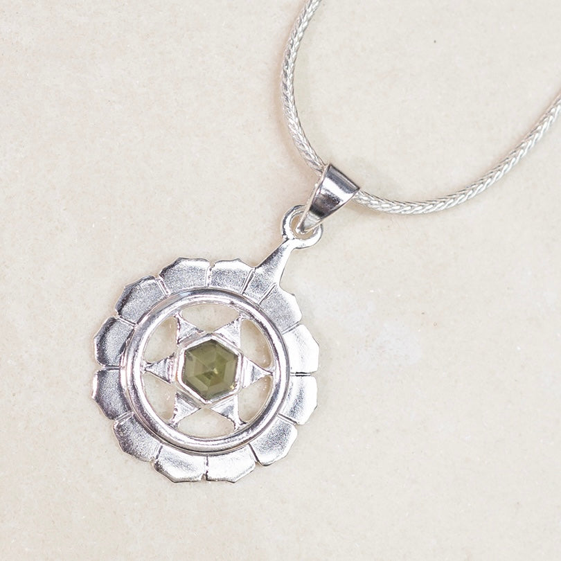 Hjerte Chakra vedhæng | 925 Sterling Sølv og Peridot Hjerte Chakra vedhæng | 925 Sterling Sølv og Peridot