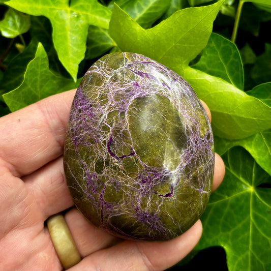 Billede af Stichtit i serpentin - palmstone | 7,5 cm