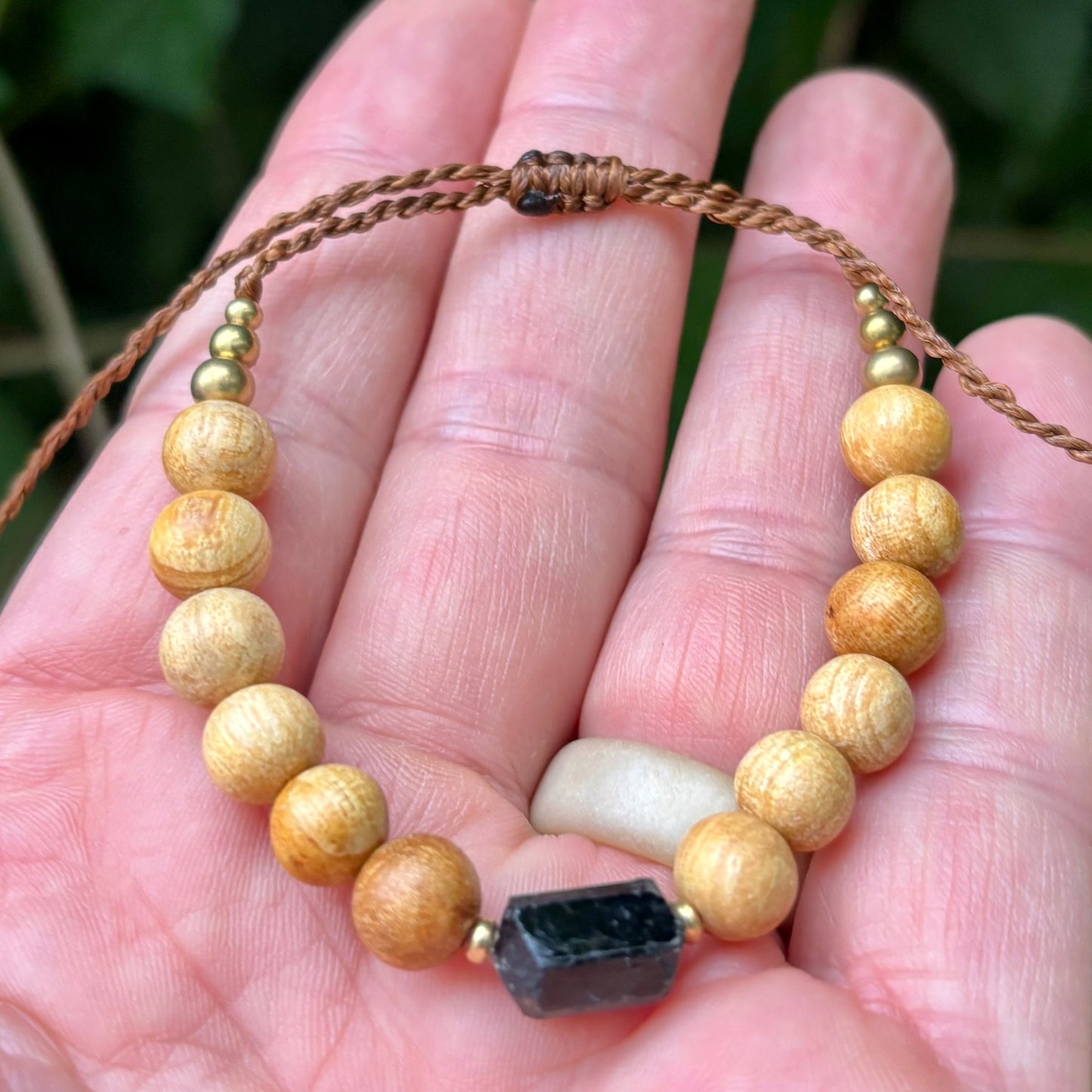 Sort Turmalin, Palo Santo og messing armbånd | unisex Sort Turmalin, Palo Santo og messing armbånd | unisex