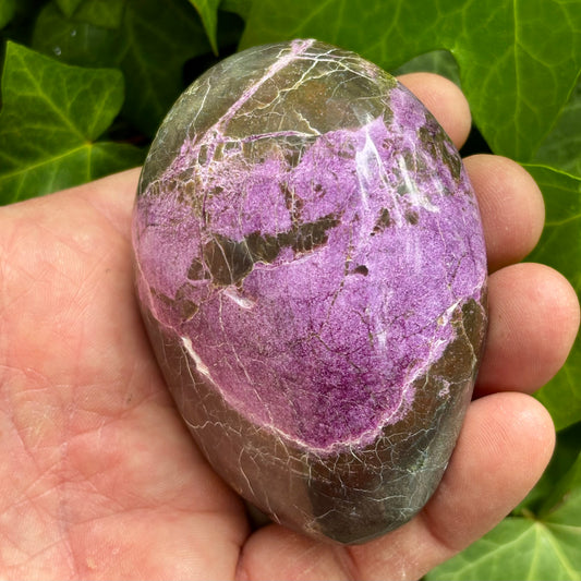 Billede af Stichtit i serpentin - palmstone | 8 cm