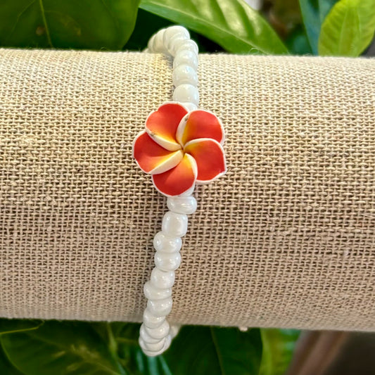 Billede af Armbånd med hvide perler og Hawaiiblomst