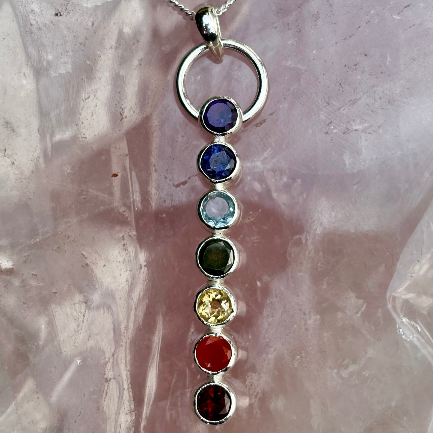 Chakra stav II vedhæng | 925 Sterling Sølv, 7 krystaller Chakra stav II vedhæng | 925 Sterling Sølv, 7 krystaller