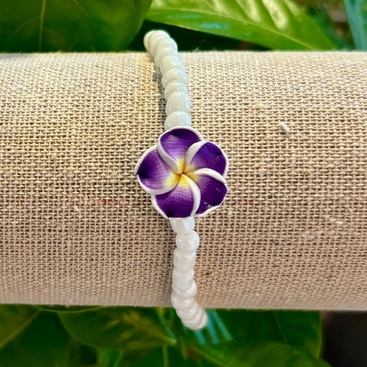 Billede af Armbånd med hvide perler og Hawaiiblomst