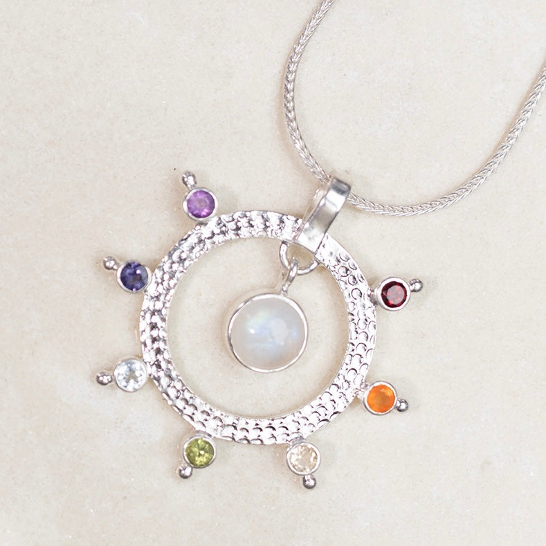 Chakra harmoni vedhæng | 925 Sterling Sølv, 7 krystaller og månesten Chakra harmoni vedhæng | 925 Sterling Sølv, 7 krystaller og månesten