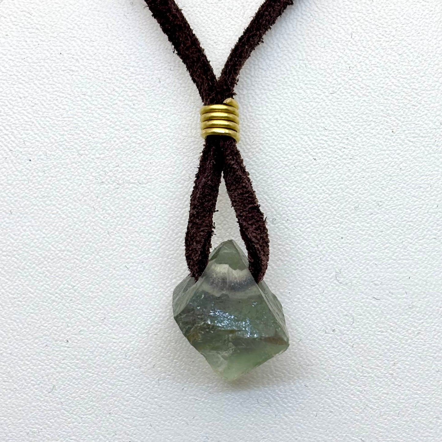 Halskæde fluorit oktaede i ruskinds snørre Halskæde fluorit oktaede i ruskinds snørre