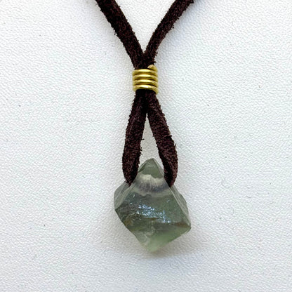 Halskæde fluorit oktaede i ruskinds snørre