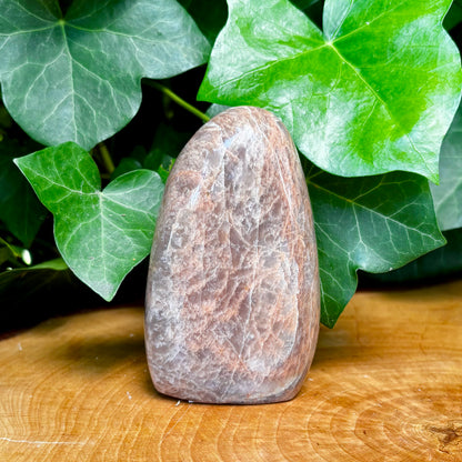 Fersken Månesten skulptur 9,5 cm