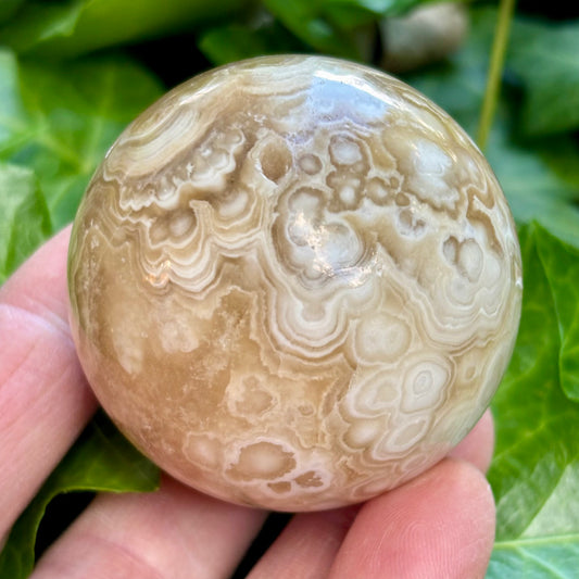 Billede af Amber flower Calcit Kugle fra Myanmar - 5,4 cm | nr. 1