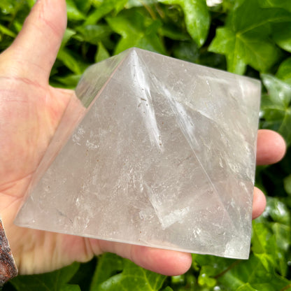Bjerkrystal pyramide 11,5 x 8 cm