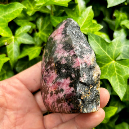 Rhodonit pink, en side poleret 9 cm, flot stående